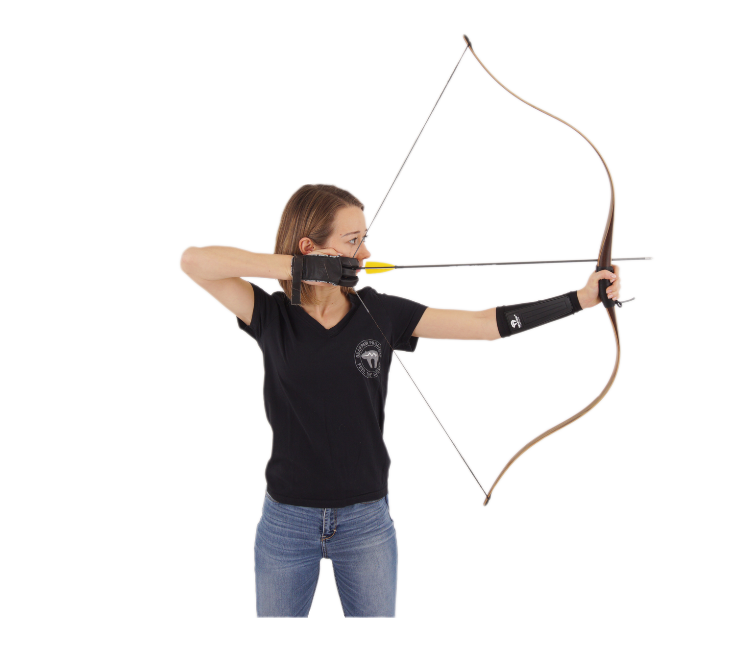 Frau zeigt, wie man einen Bogen hält und richtig aufzieht