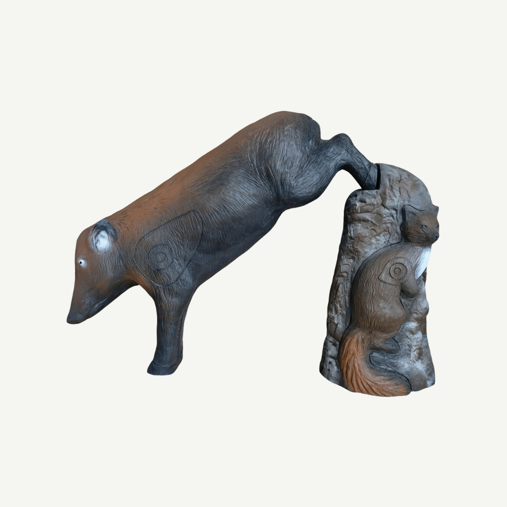 Leitold Keiler springend mit Stein