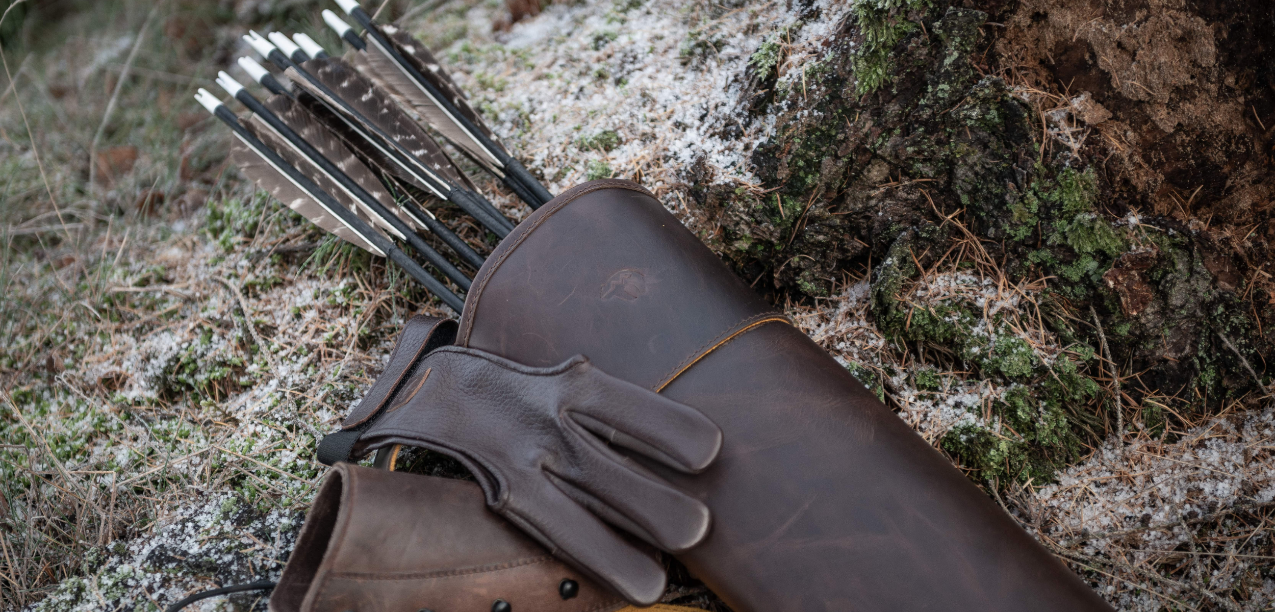 Unser Bushcraft Set zusammengestellt auf dem Boden liegend im Wald